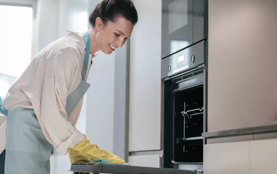 Una persona limpia su horno / FREEPIK - @zinkevych Una persona limpia su horno / FREEPIK - @zinkevych