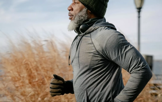Un hombre hace deporte  porque se ha propuesto empezar un hábito/ PEXELS