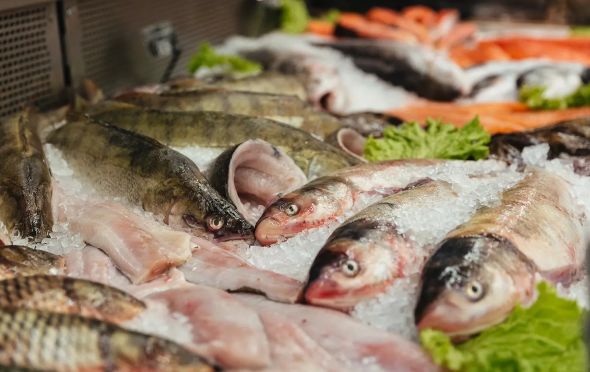 Pescado crudo en una pescadería, que puede contener anisakis / FREEPIK - @drobotdean Pescado crudo en una pescadería, que puede contener anisakis / FREEPIK - @drobotdean