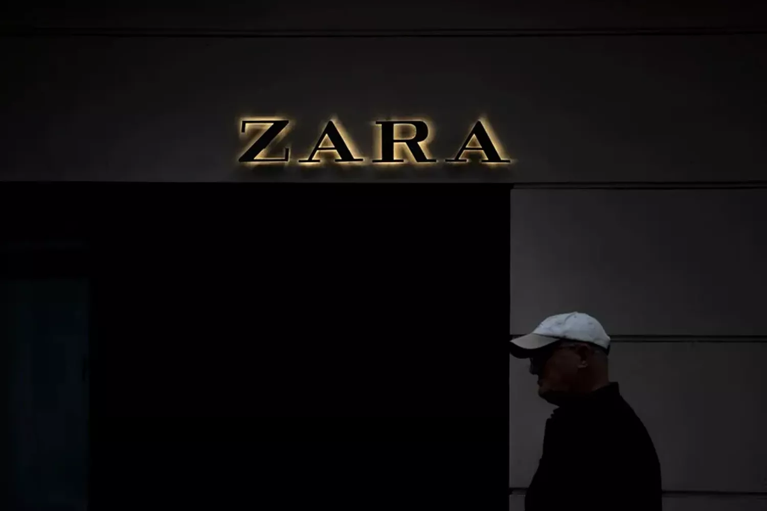 Una persona pasa por delante de una tienda de Zara EFE