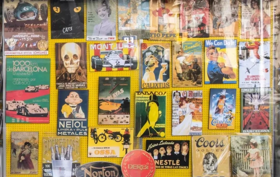 El escaparate de la tienda de marcos para cuadros y carteles vintage de Barcelona El Marco de Oro / SIMÓN SÁNCHEZ El escaparate de la tienda de marcos para cuadros y carteles vintage de Barcelona El Marco de Oro / SIMÓN SÁNCHEZ