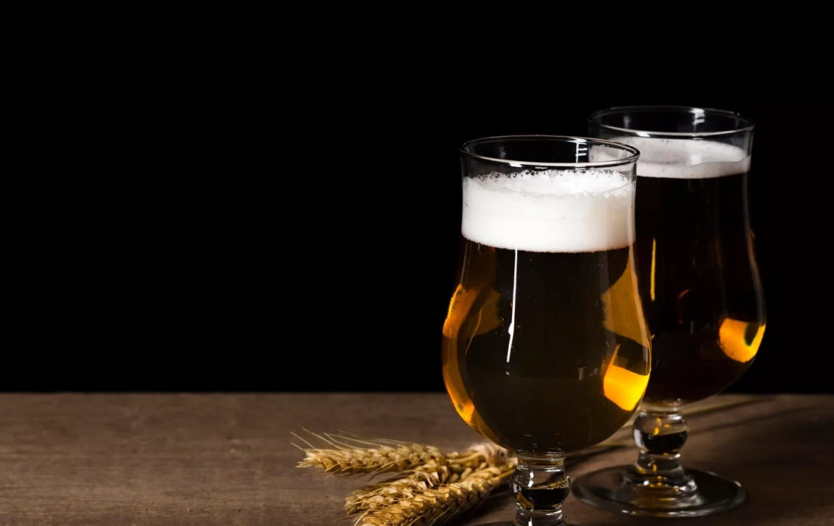 Dos copas con cerveza Pilsner / FREEPIK Dos copas con cerveza Pilsner / FREEPIK