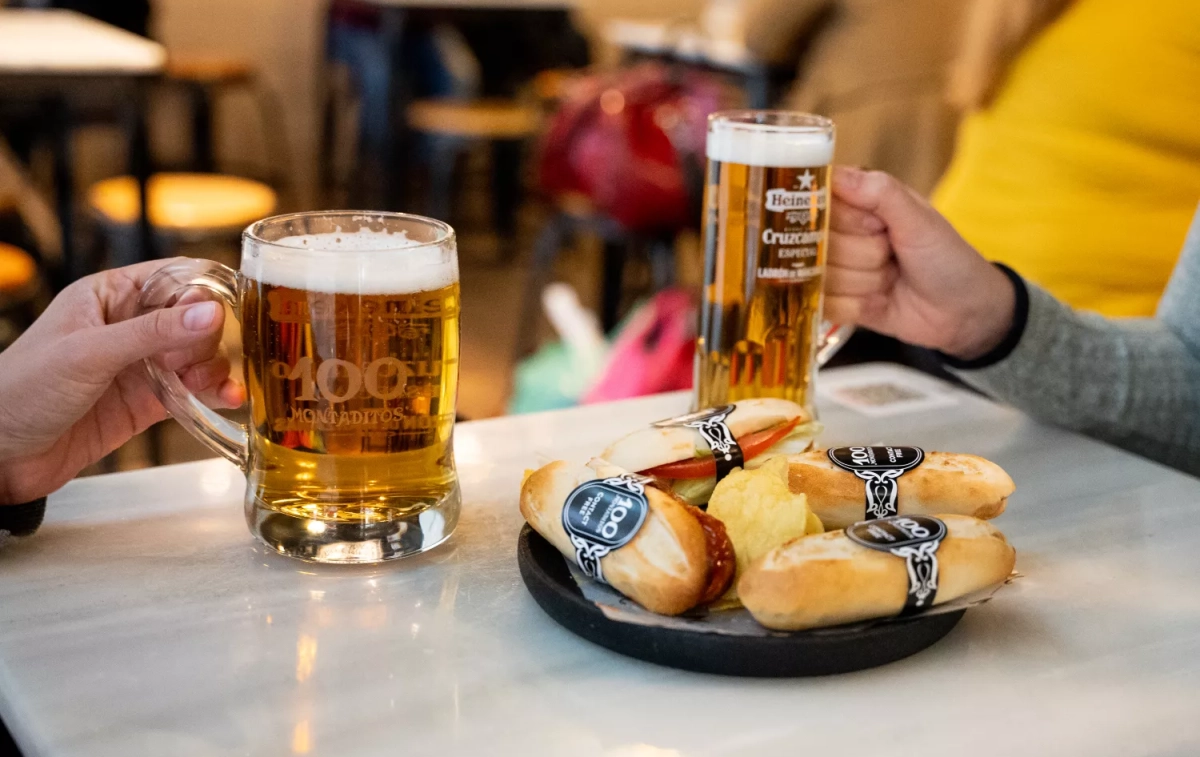 Cervezas y pequeños bocadillos del 100 Montaditos / RESTALIA Cervezas y pequeños bocadillos del 100 Montaditos / RESTALIA