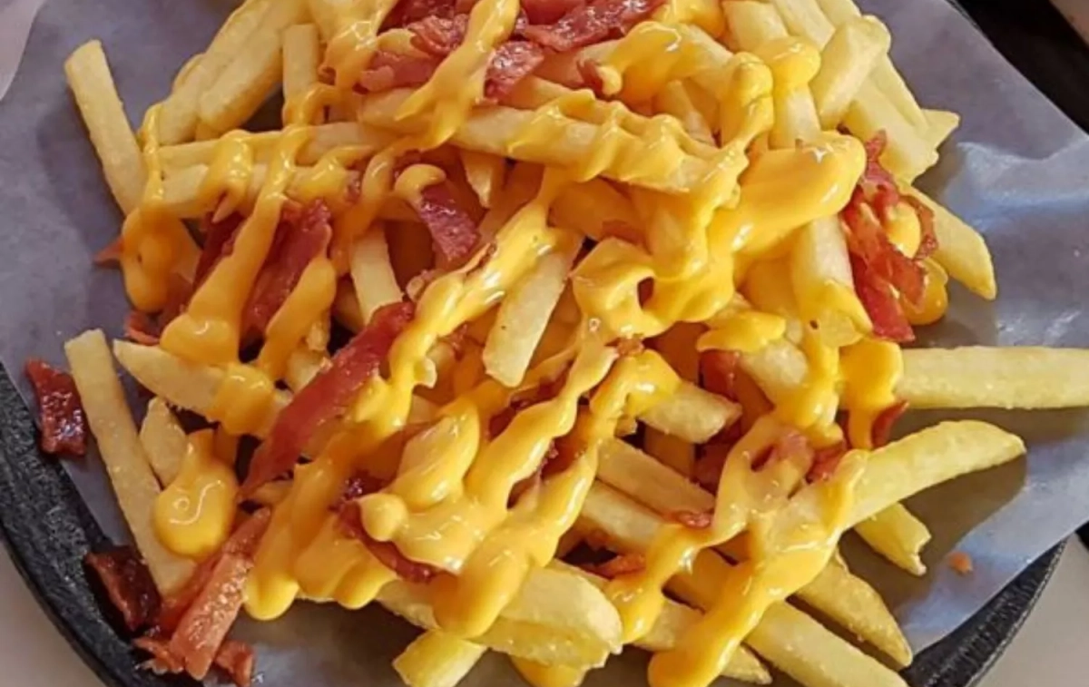 Patatas con cheddar y bacon / 100 MONTADITOS