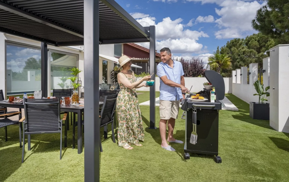Una pareja hace una barbacoa con productos alquilados en Leroy Merlin / LEROY MERLIN Una pareja hace una barbacoa con productos alquilados en Leroy Merlin / LEROY MERLIN