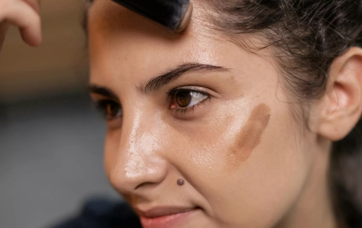 Una mujes se maquilla utilizando la técnica del ‘contouring’   PEXELS