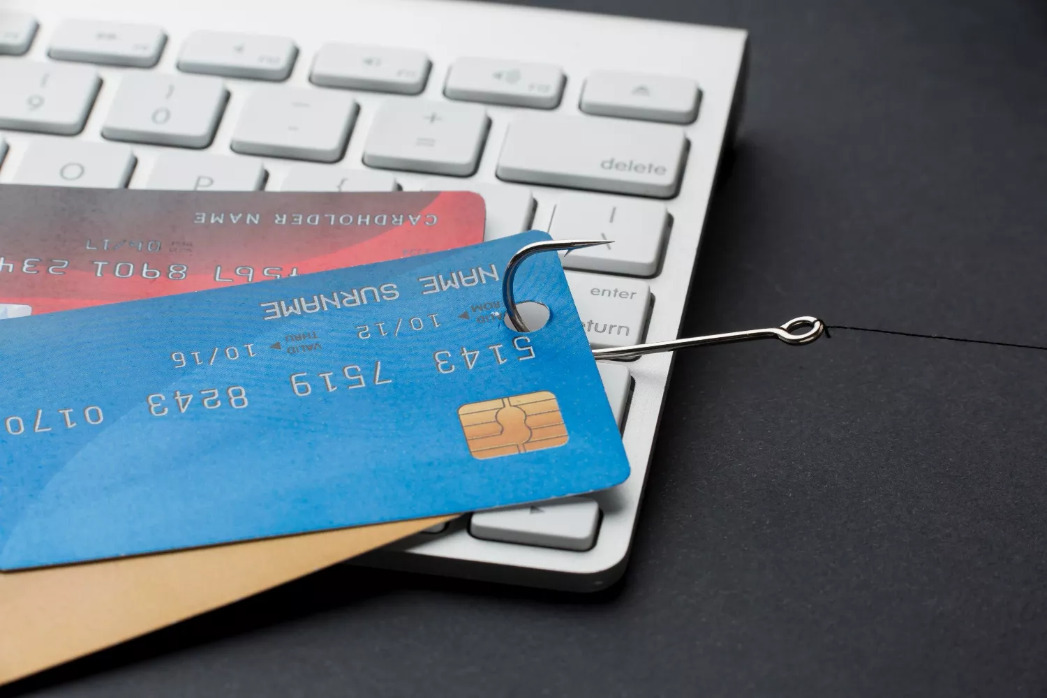 El shimming consiste en robar los datos de una tarjeta bancaria almacenados en su chip / FREEPIK