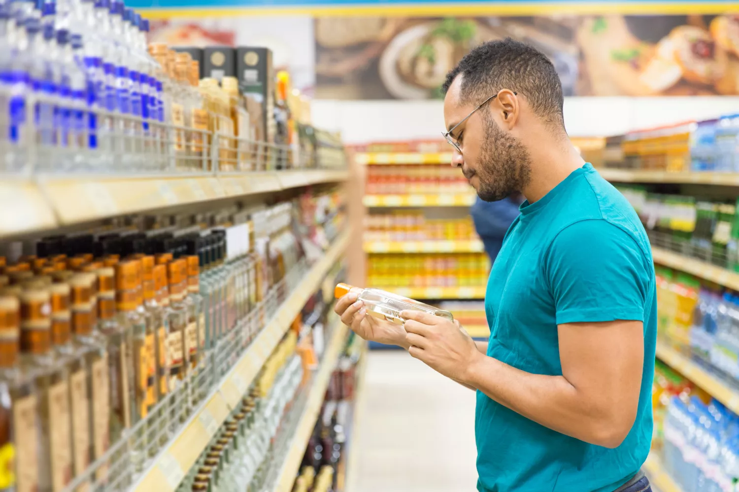 Un comprador coge un producto de marca blanca en el supermercado / FREEPIK - @pch.vector