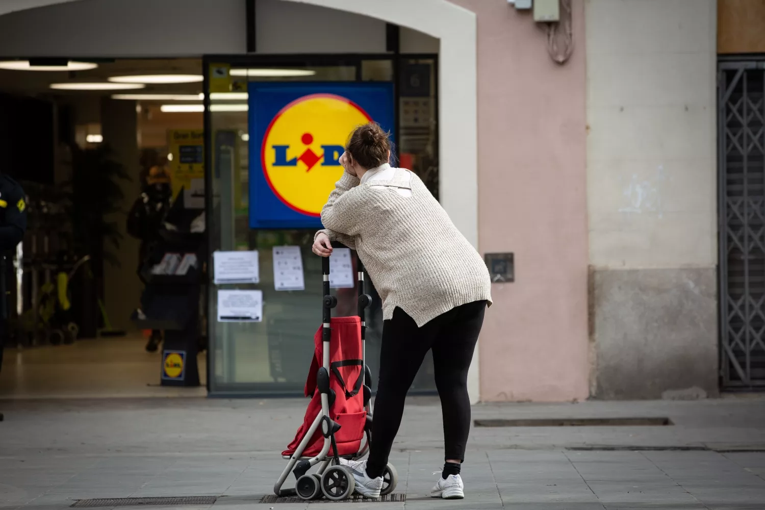 Un clienta en la puerta de un supermercado de Lidl / David Zorrakino - EP