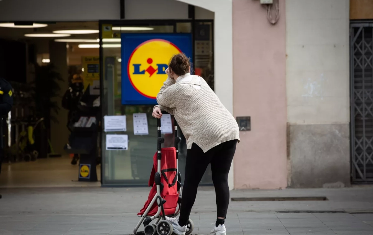 Un clienta en la puerta de un supermercado de Lidl / David Zorrakino - EP Un clienta en la puerta de un supermercado de Lidl / David Zorrakino - EP