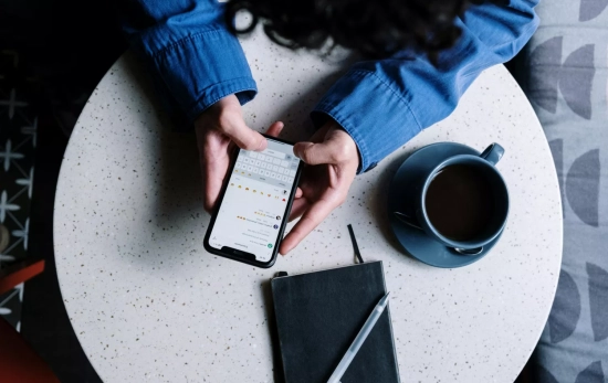 Una chica habla por WhatsApp con la IA, la app de Meta que cambia su diseño / PEXELS