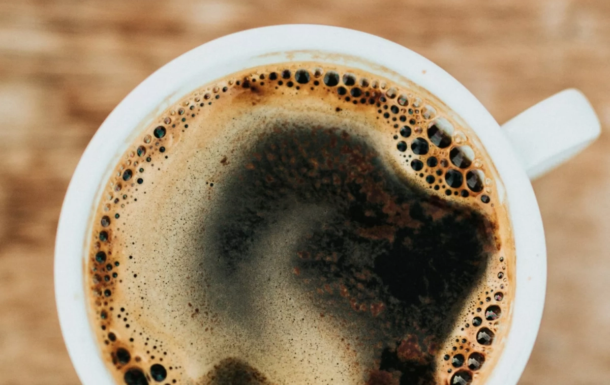 Una taza de café servido directamente de una cafetera / UNSPLASH