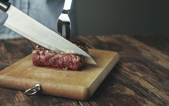 Un usuario trocea una pieza de carne sobre una tabla de cortar / PIXABAY Un usuario trocea una pieza de carne sobre una tabla de cortar / PIXABAY