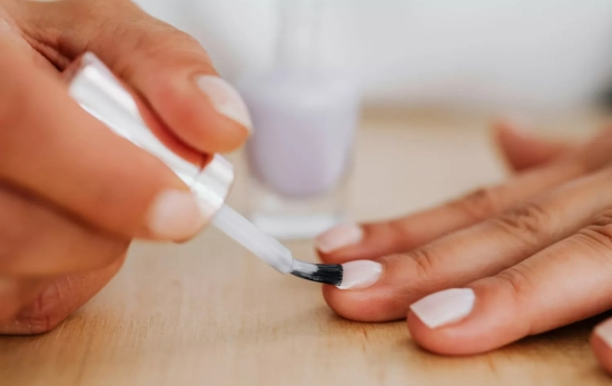 Una persona cuida sus uñas por fuera pero no por dentro/ PEXELS Una persona cuida sus uñas por fuera pero no por dentro/ PEXELS