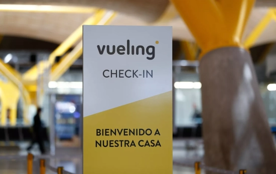 Cartel de la aerolínea Vueling en el que se lee 'Check in. Bienvenido a nuestra casa' / Óscar J.Barroso - EP Cartel de la aerolínea Vueling en el que se lee 'Check in. Bienvenido a nuestra casa' / Óscar J.Barroso - EP