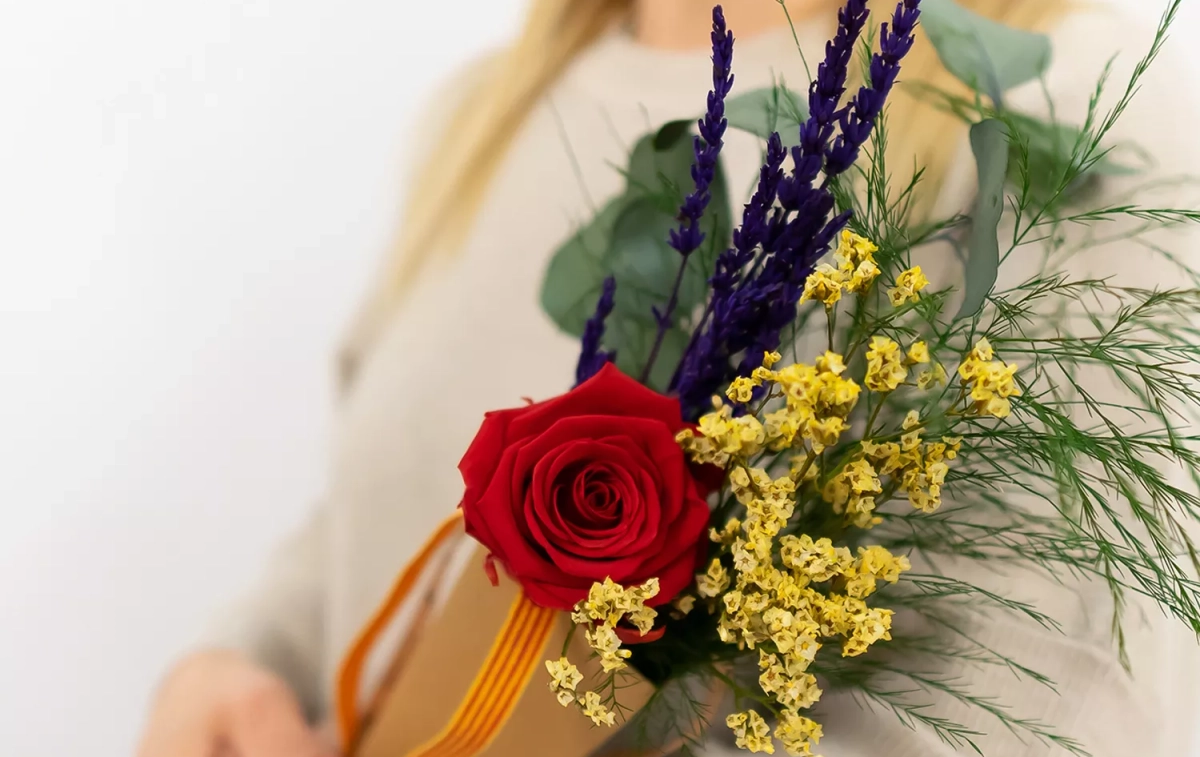 Una persona con una rosa, la bandera de Cataluña y flores decorativas / CEDIDA Una persona con una rosa, la bandera de Cataluña y flores decorativas / CEDIDA