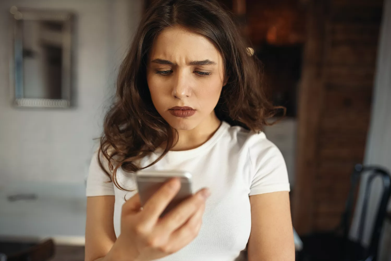 una chica busca su movil google