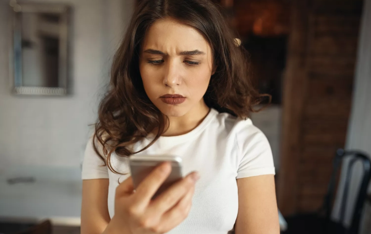 Una chica busca su dispositivo con el nuevo servicio de Google / FREEPIK - @karlyukav Una chica busca su dispositivo con el nuevo servicio de Google / FREEPIK - @karlyukav