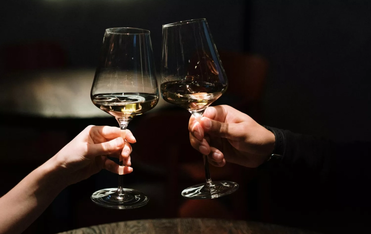 Dos personas brindan con vino blanco / PEXELS Dos personas brindan con vino blanco / PEXELS