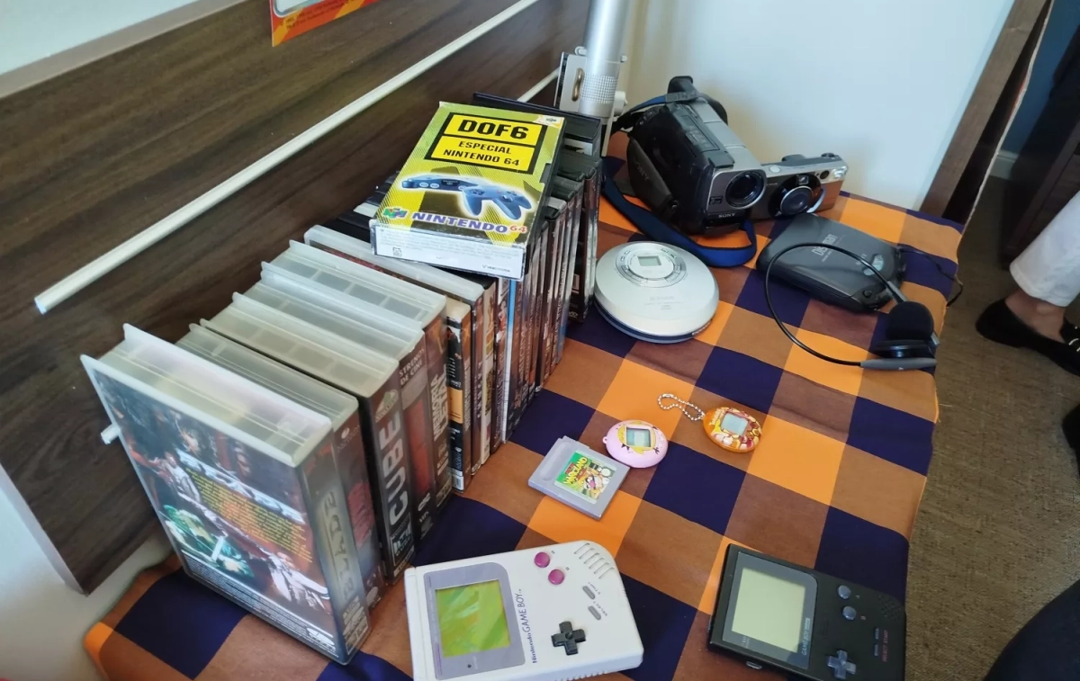 Videojuegos, un discman, una cámara de vídeo y una Game Boy / ALBERTO ROSA