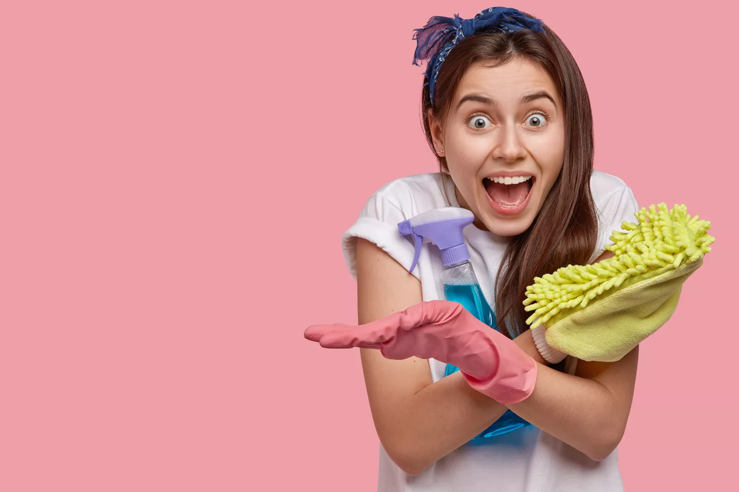 Una mujer con instrumentos de limpieza en un hogar sin dispositivos inteligentes / FREEPIK Una mujer con instrumentos de limpieza en un hogar sin dispositivos inteligentes / FREEPIK