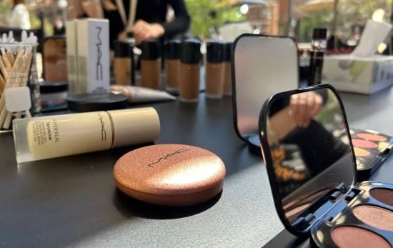 Productos de maquillaje de la marca Mac Cosmetics/ AC Productos de maquillaje de la marca Mac Cosmetics/ AC