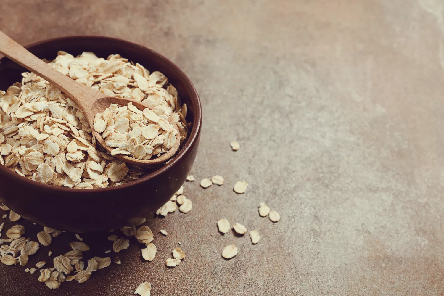 Copos de avena en un cuenco / FREEPIK - @ Racool_studio