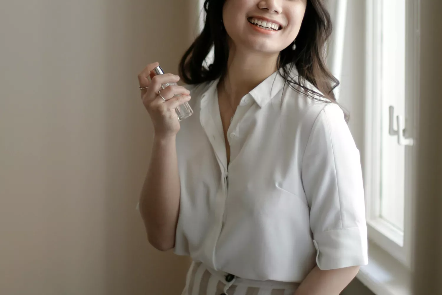 Una mujer utiliza un perfume  / PEXELS