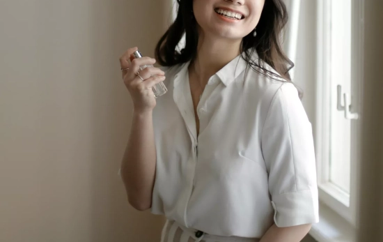Una mujer utiliza un perfume / PEXELS Una mujer utiliza un perfume / PEXELS