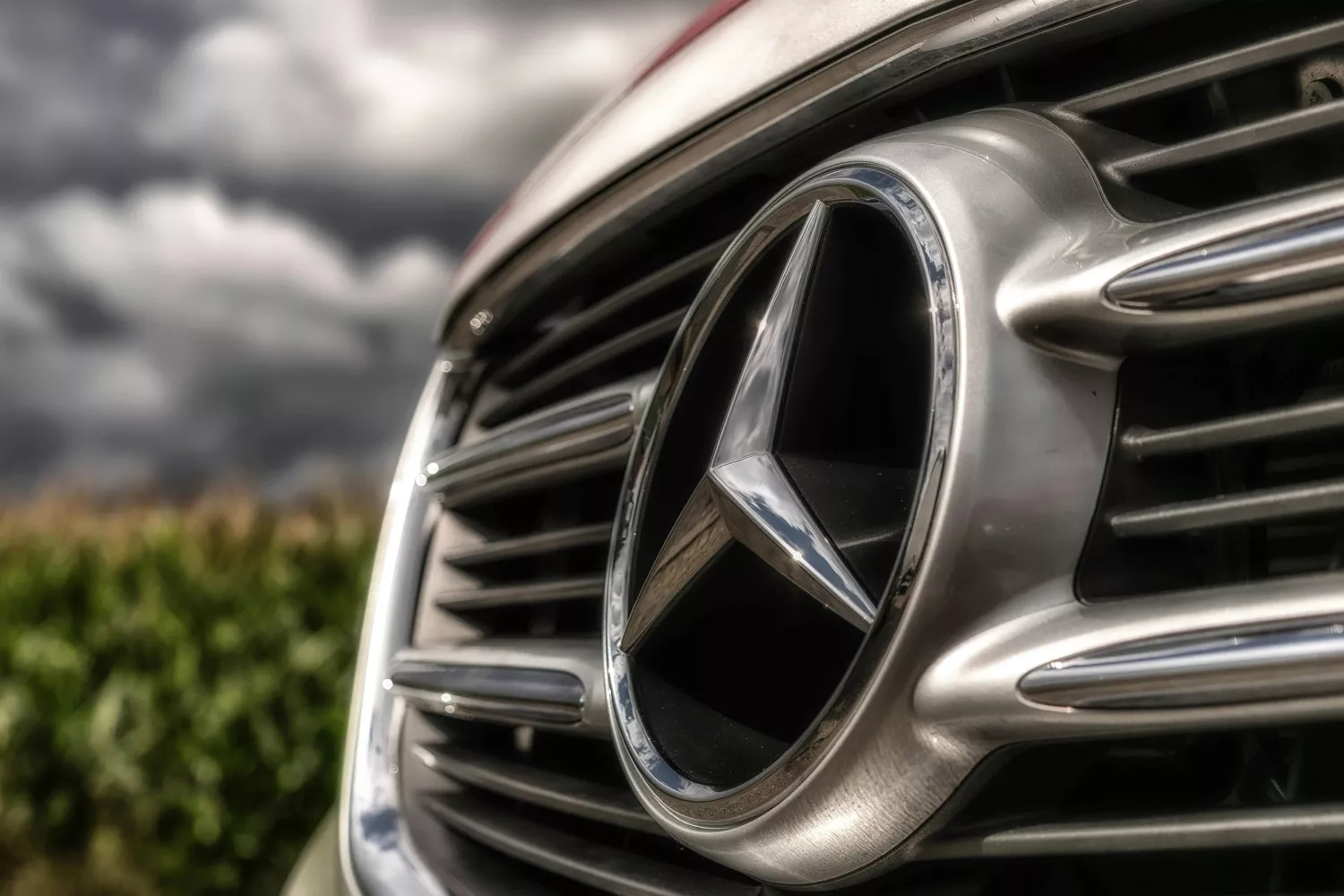 Un Mercedes Benz y nubes negras PEXELS