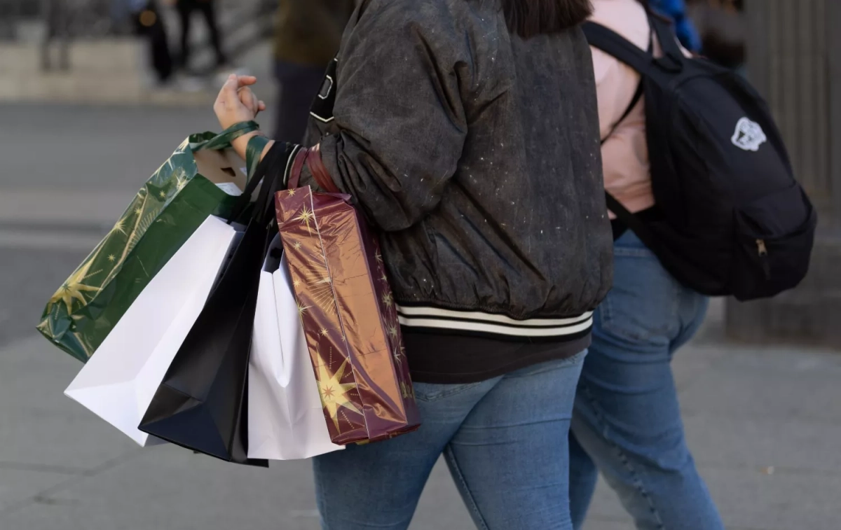 Una persona sujeta varias bolsas de tiendas / EP Una persona sujeta varias bolsas de tiendas / EP