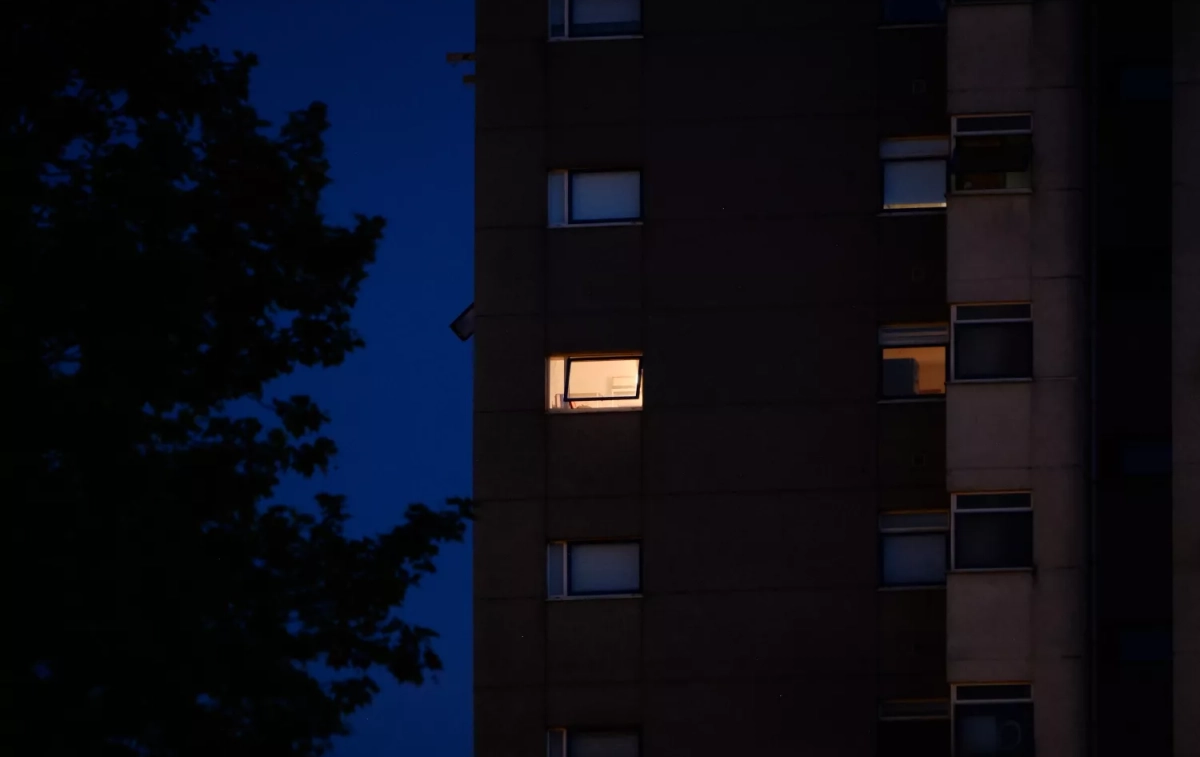 Una ventana con una luz encendida en un edificio / Agostime - EP Una ventana con una luz encendida en un edificio / Agostime - EP