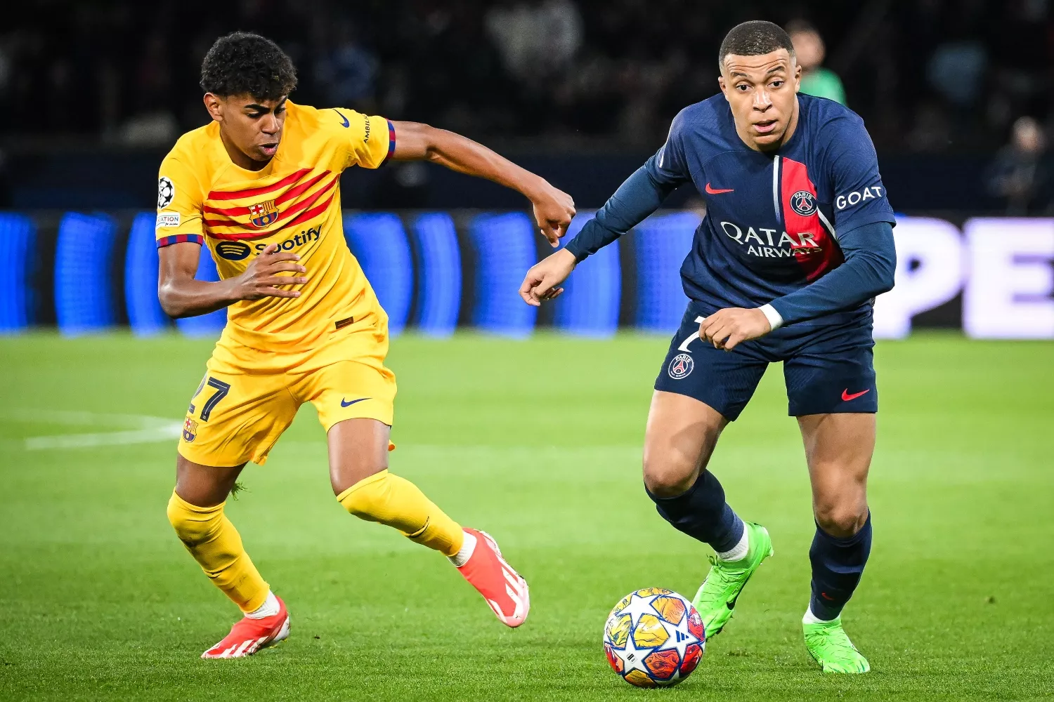 Lamine Yamal del Barça y Kylian MBappe del PSG durante el partido de Champions   EP