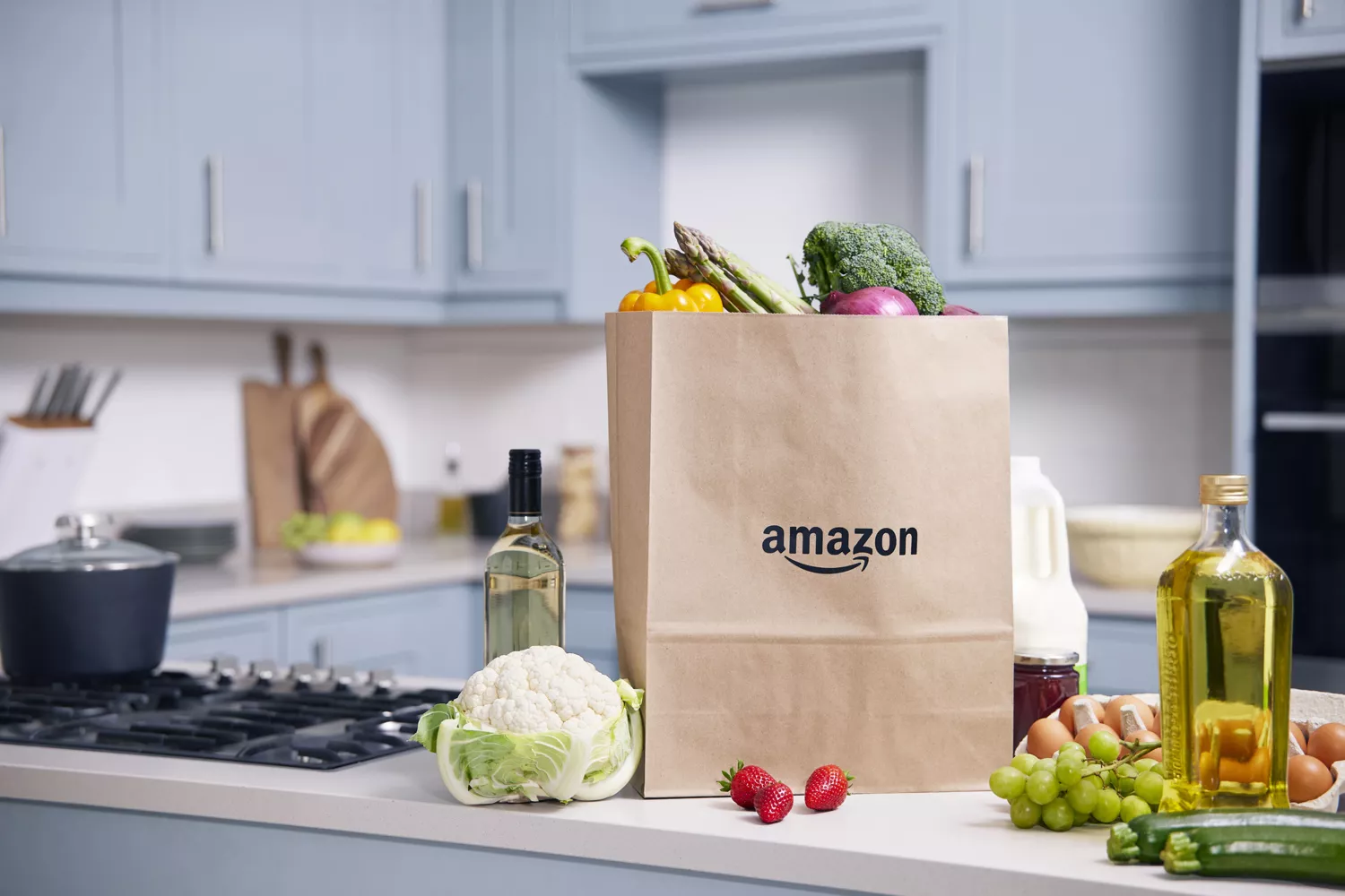 Una bolsa de Amazon Fresh en una cocina AMAZON