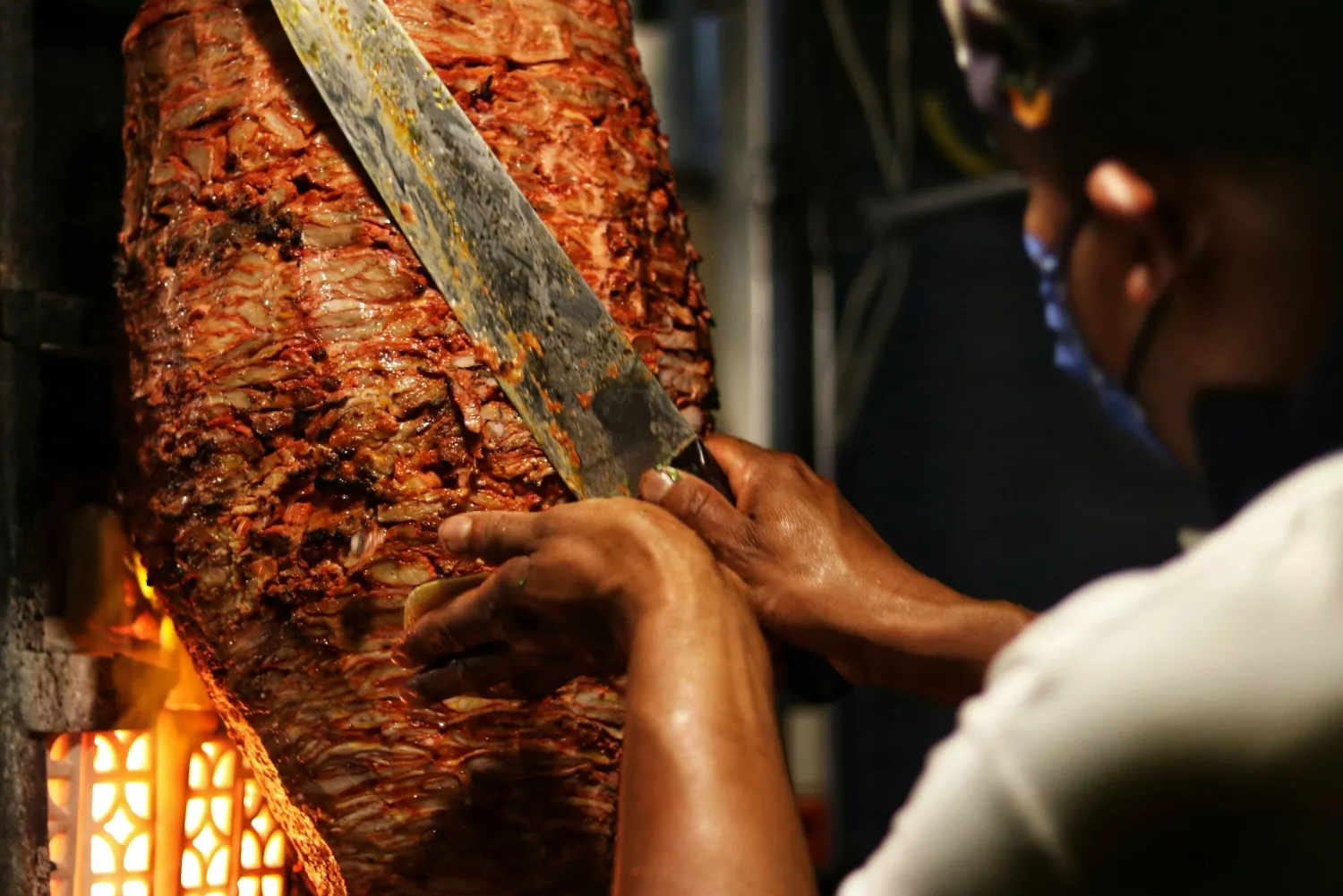 Una persona corta la carne de kebab   UNSPLASH