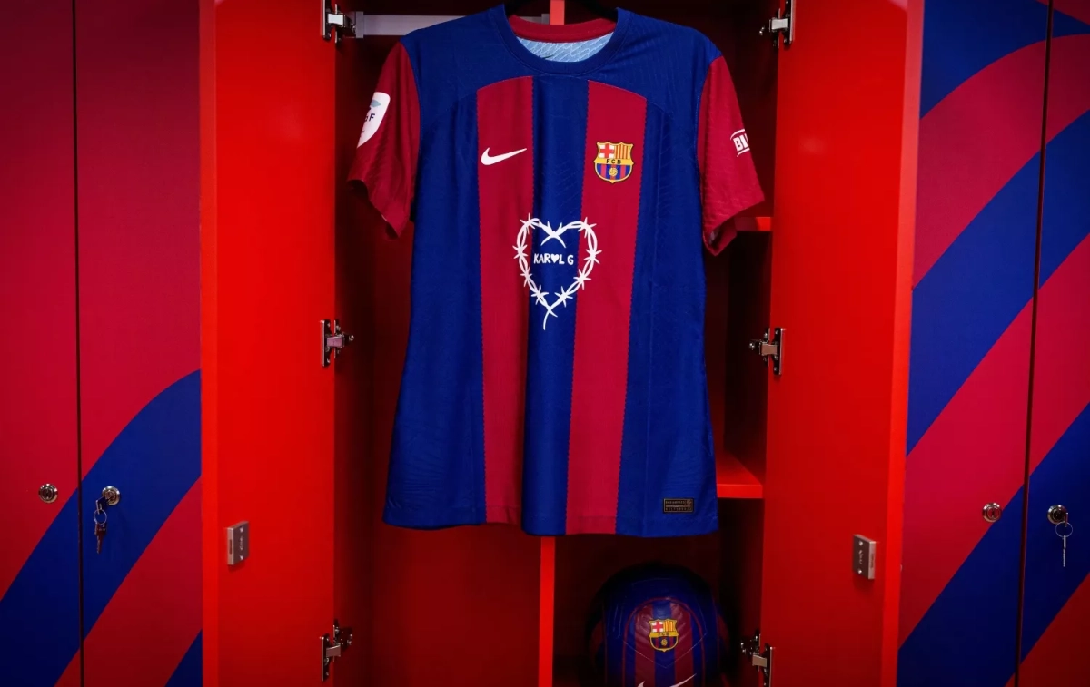 La camiseta del FC Barcelona con el logo de Karol G / FC BARCELONA