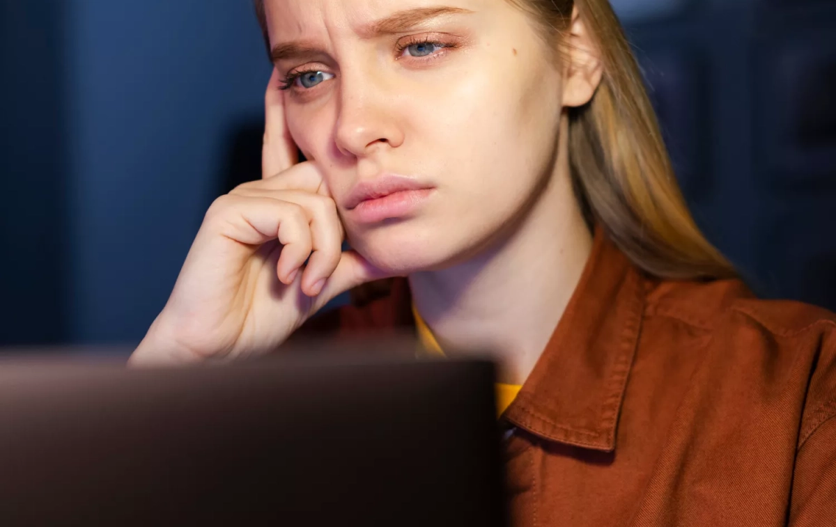 Una mujer observa su ordenador con preocupación / FREEPIK Una mujer observa su ordenador con preocupación / FREEPIK