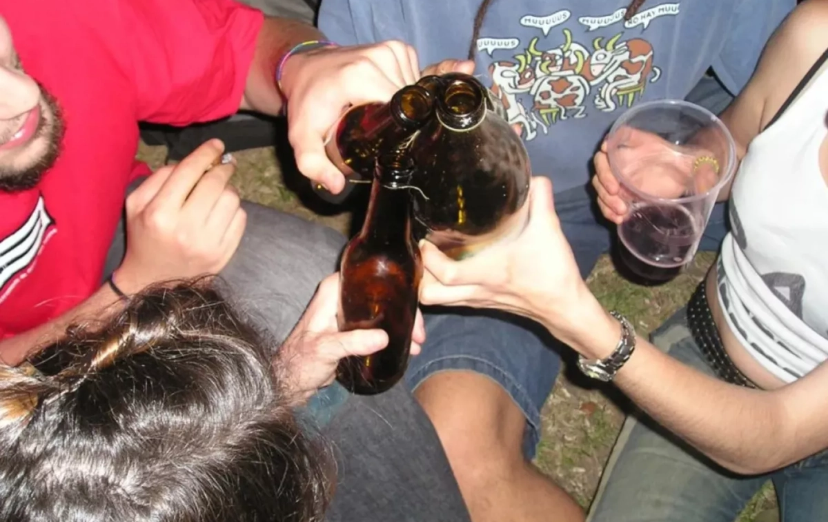 Adolescentes bebiendo alcohol EFE Adolescentes bebiendo alcohol EFE