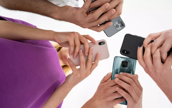 Varias personas usando sus teléfonos móviles / FREEPIK Varias personas usando sus teléfonos móviles / FREEPIK