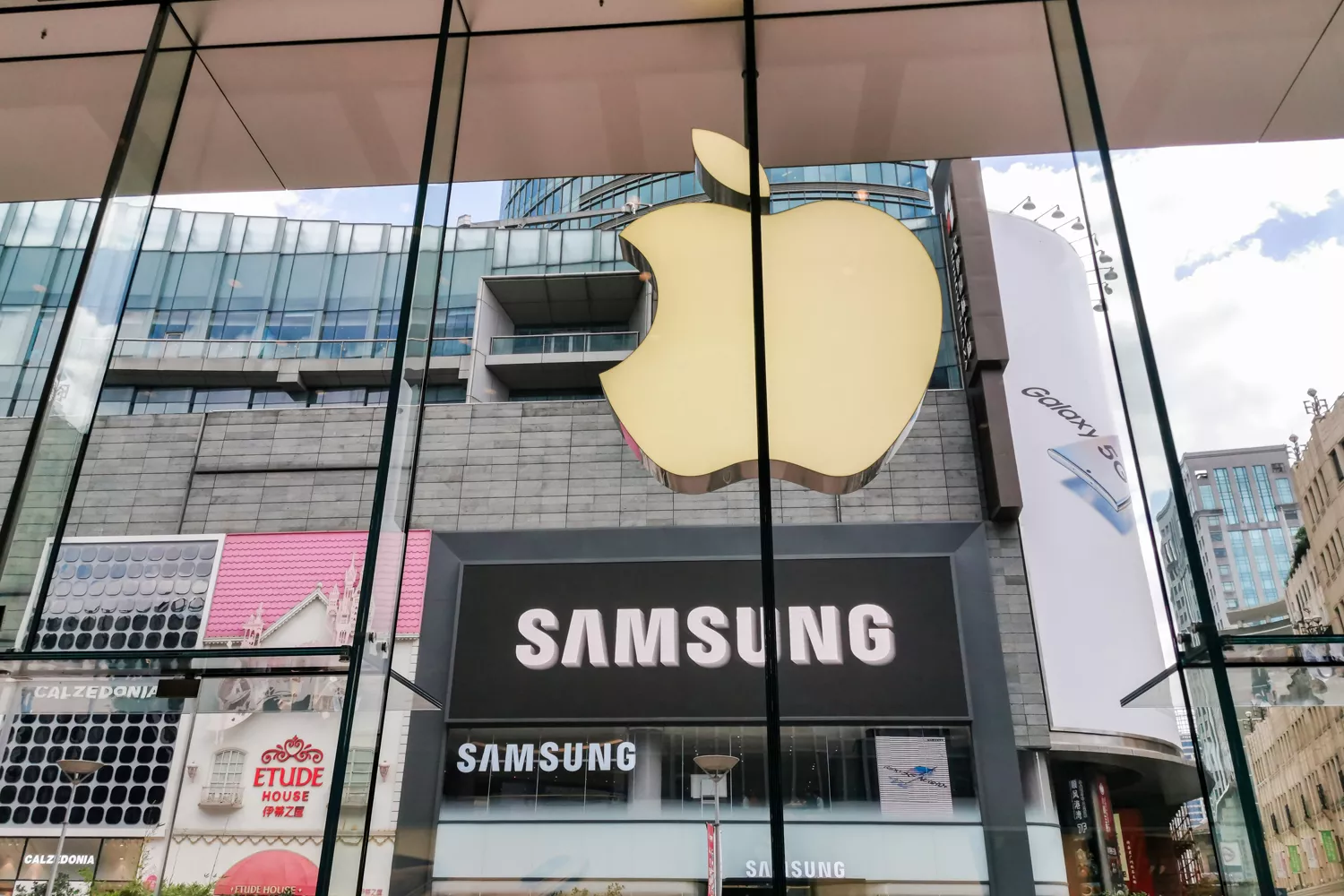 El logo de Apple en una tienda frente a otra de Samsung ZUMA DPA
