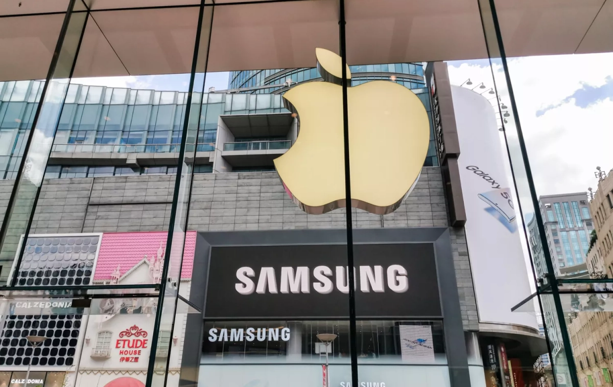 El logo de Apple en una tienda frente a otra de Samsung / ZUMA - DPA El logo de Apple en una tienda frente a otra de Samsung / ZUMA - DPA