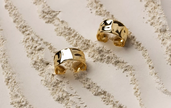 Unos pendientes de oro / FREEPIK Unos pendientes de oro / FREEPIK
