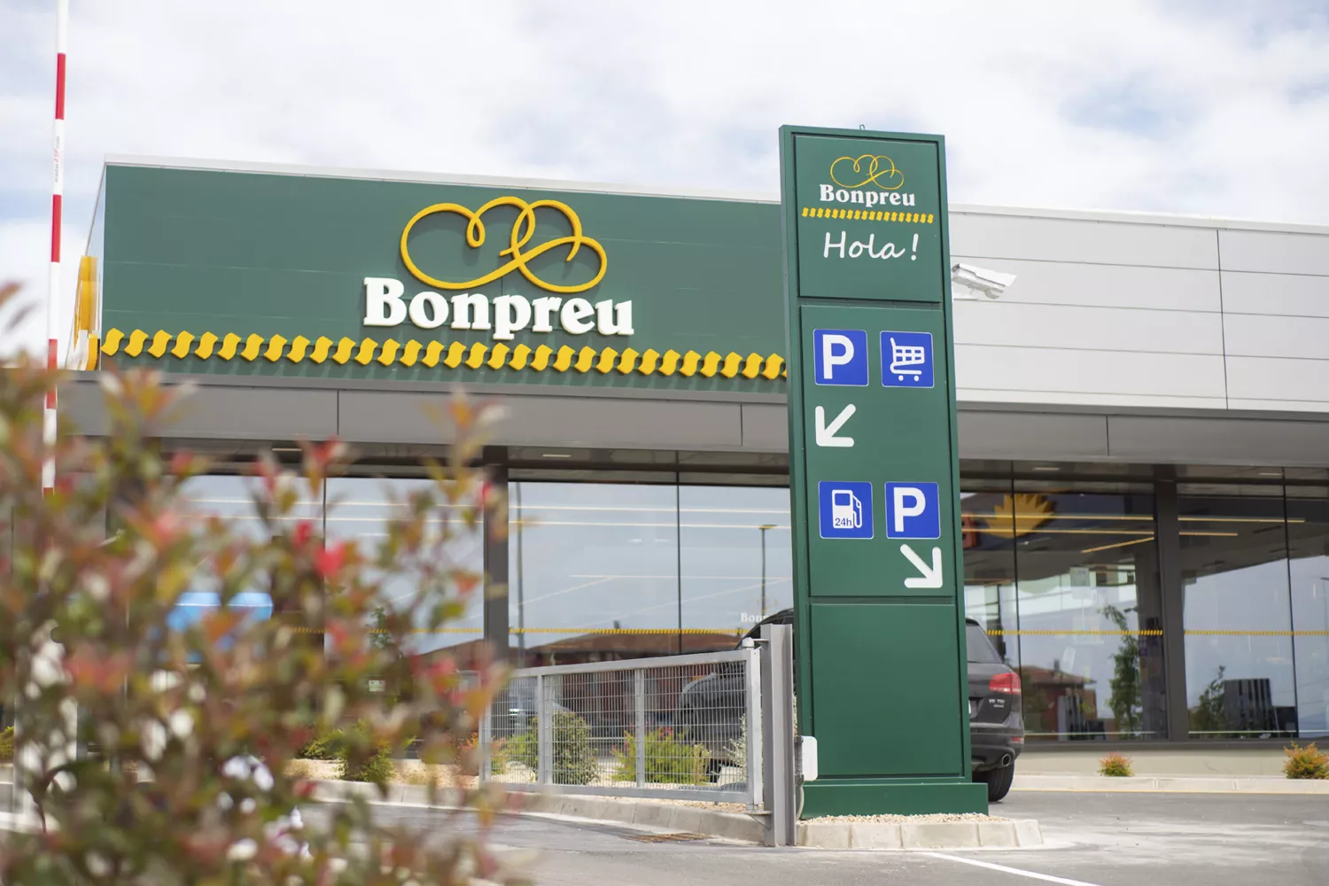 Un supermercado Bonpreu con plazas de aparcamiento RULL SERVICES
