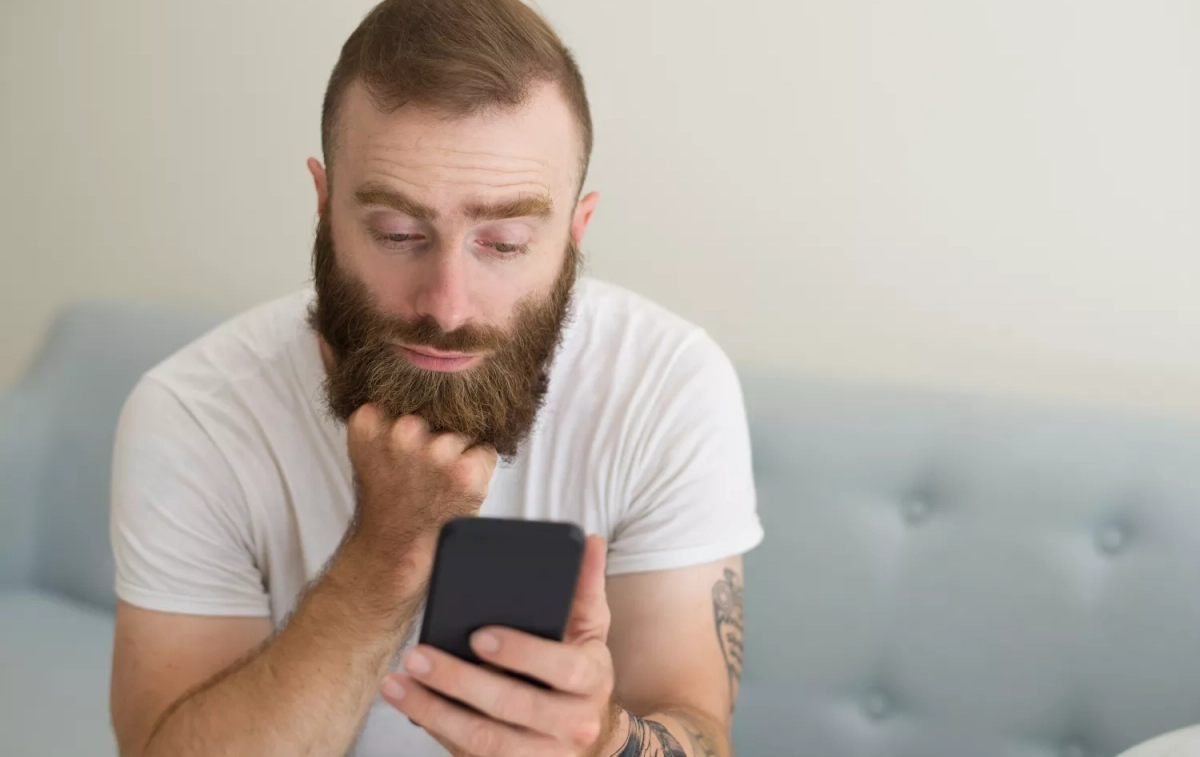 Un hombre intenta acceder a la app de Unicaja desde su móvil / FREEPIK - @katemangostar Un hombre intenta acceder a la app de Unicaja desde su móvil / FREEPIK - @katemangostar