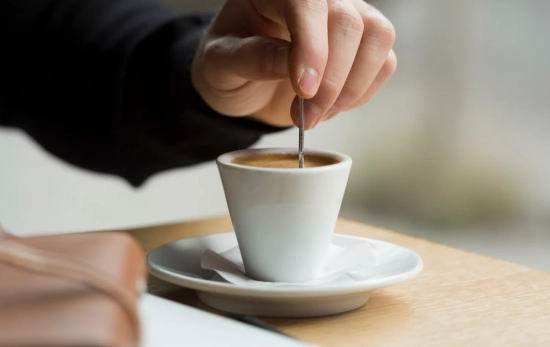 Una taza de café en la sobremesa/ Pixabay Una taza de café en la sobremesa/ Pixabay