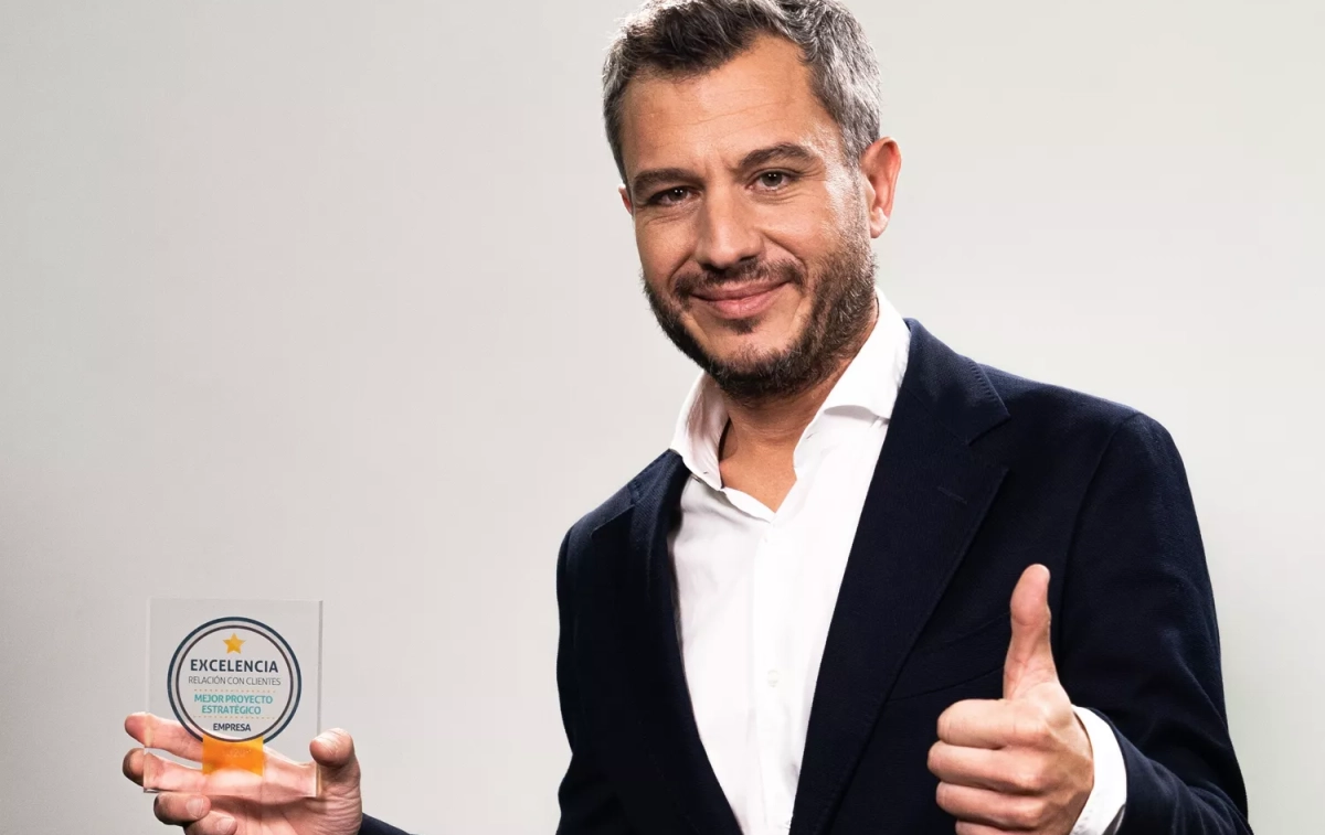 Nacho Torre con el premio al Mejor proyecto de innovación tecnológica aplicada a los call center para Ibercaja Connect / IBERCAJA Nacho Torre con el premio al Mejor proyecto de innovación tecnológica aplicada a los call center para Ibercaja Connect / IBERCAJA