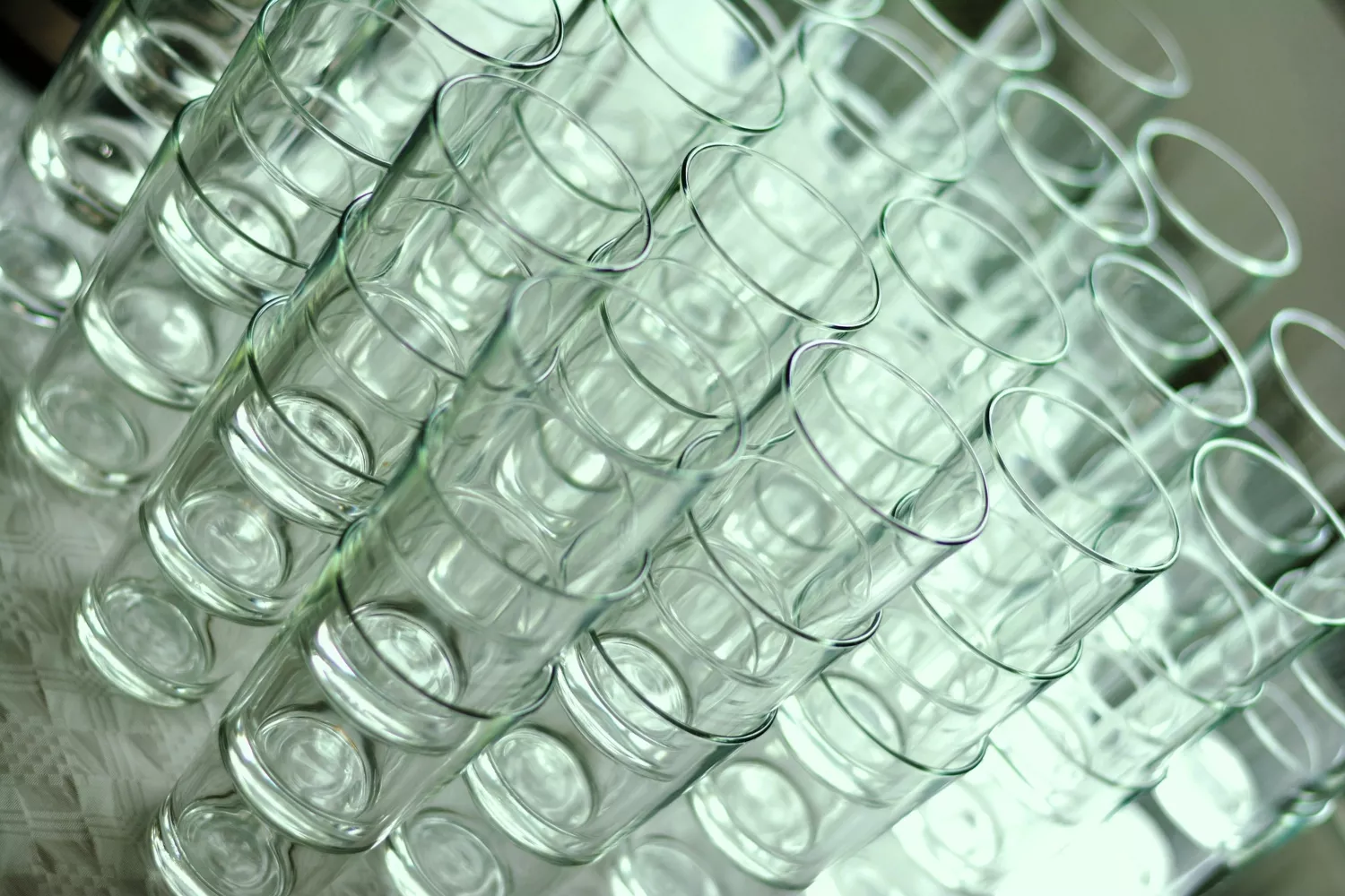 Varios vasos de cristal pegados / PIXABAY Varios vasos de cristal pegados / PIXABAY