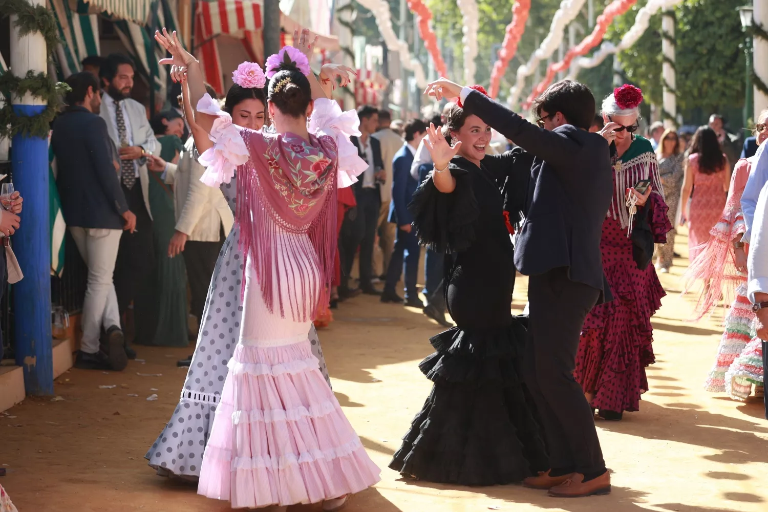 Unos jóvenes bailan en la Feria de Abril (Sevilla) / EP