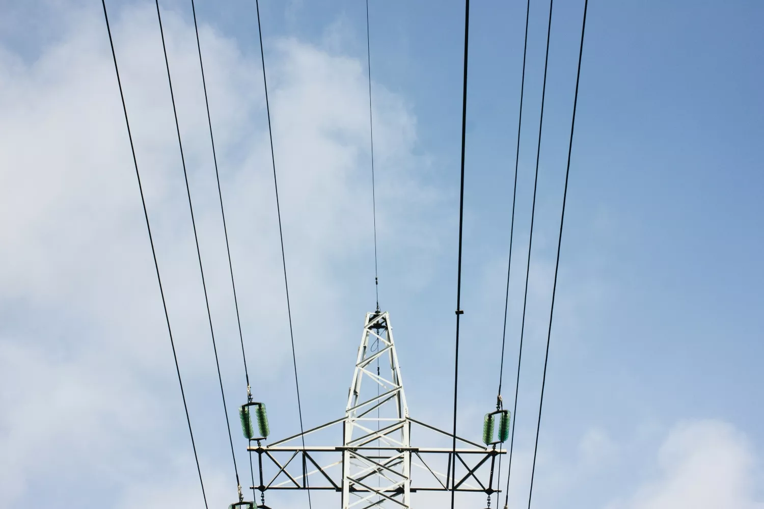 Cables de un tendido eléctrico que suministra luz / UNSPLASH