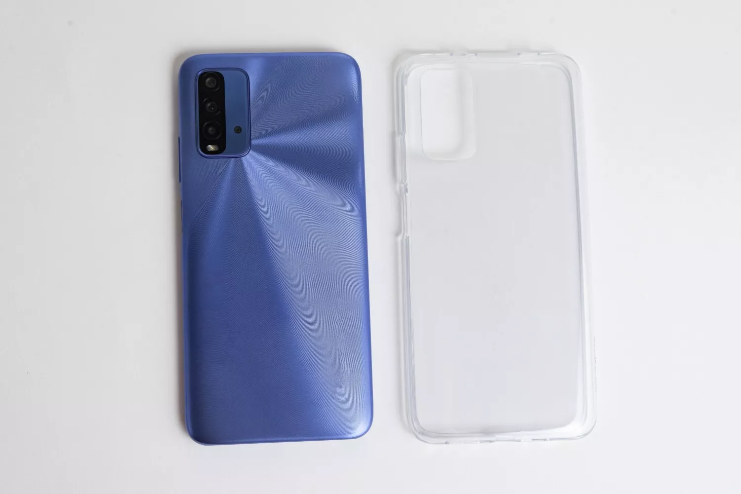 Un teléfono móvil con una funda transparente   FREEPIK